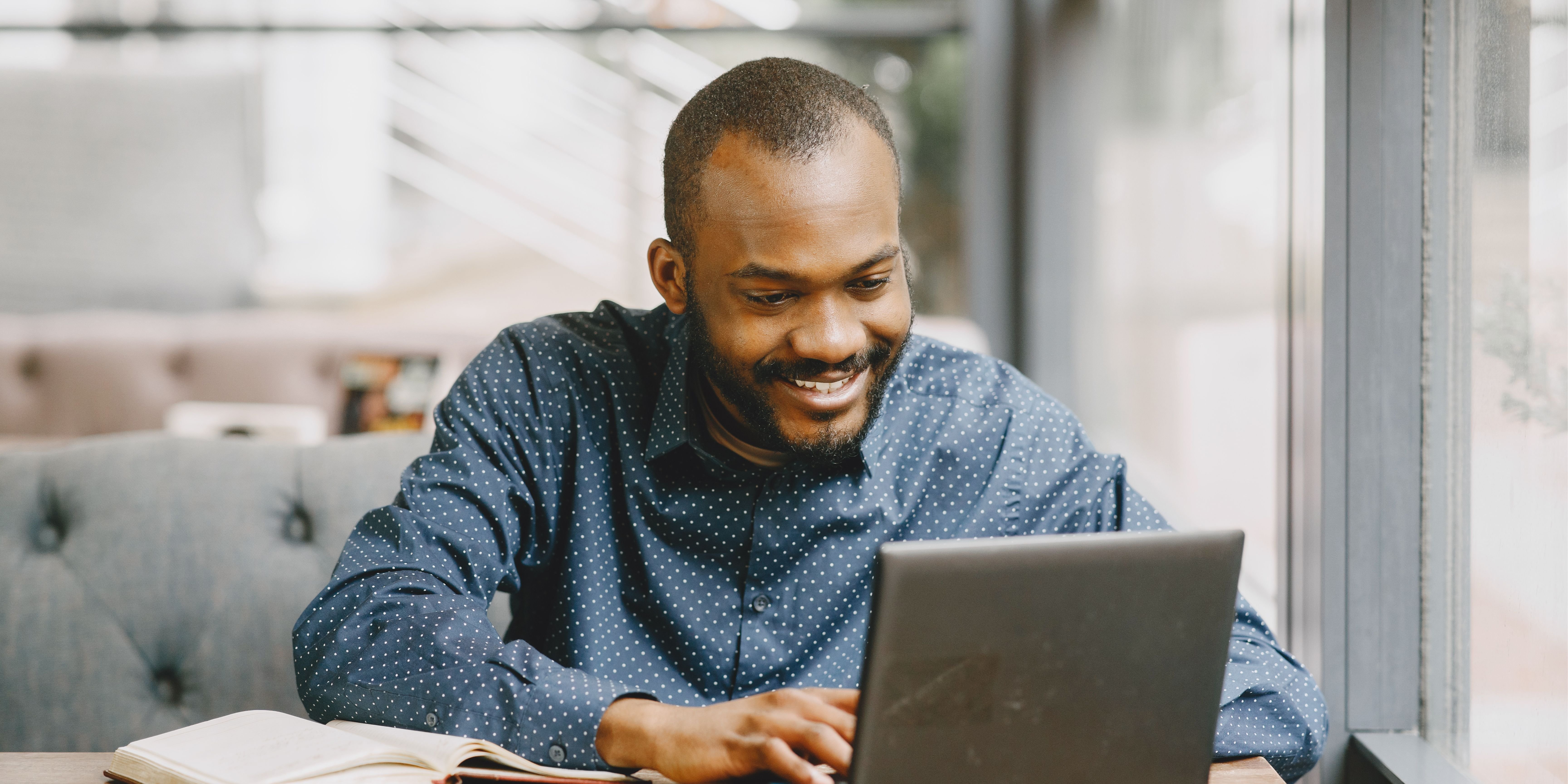 1658734664-man-op-laptop-3